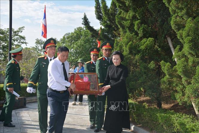 Đồng chí Phạm Thị Thanh Trà, Bí thư Trung ương Đảng, Phó Thủ tướng Chính phủ, Trưởng Ban Chỉ đạo quốc gia 515 cùng các đại biểu tiễn đưa các Anh hùng liệt sĩ. Ảnh: Trịnh Duy Hưng - TTXVN
