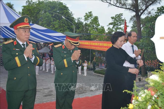 Đồng chí Phạm Thị Thanh Trà, Bí thư Trung ương Đảng, Phó Thủ tướng Chính phủ, Trưởng Ban Chỉ đạo quốc gia 515 thắp hương tưởng niệm các Anh hùng liệt sĩ. Ảnh: Trịnh Duy Hưng - TTXVN