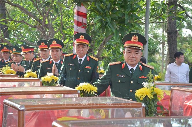 Các đại biểu tưởng niệm các Anh hùng liệt sĩ. Ảnh: Trịnh Duy Hưng - TTXVN
