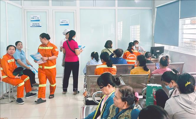 Nữ công nhân viên chức lao động phường Bến Thành tham gia tầm soát ung thư cổ tử cung tại chương trình “Công đoàn Thành phố đồng hành vì sức khỏe người lao động”. Ảnh: Thanh Vũ-TTXVN