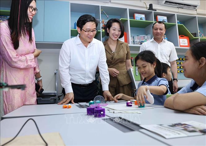 Đại biểu tham quan sản phẩm trong hệ sinh thái. Ảnh: Thanh Tùng - TTXVN