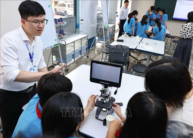 Học sinh hào hứng trải nghiệm Hệ sinh thái STEM Trường Đại học Sư phạm Hà Nội. Ảnh: Thanh Tùng - TTXVN