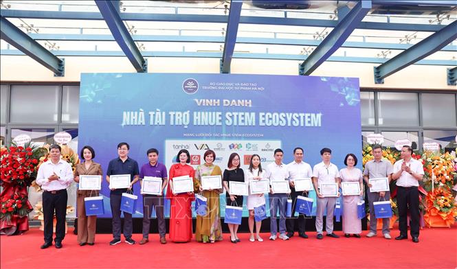 Trao chứng nhận tài trợ cho các tổ chức, đơn vị đồng hành. Ảnh: Thanh Tùng - TTXVN