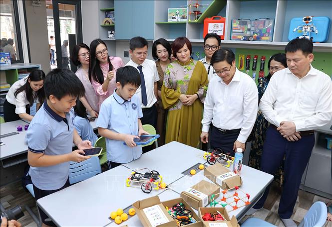 Đại biểu tham quan sản phẩm trong hệ sinh thái. Ảnh: Thanh Tùng - TTXVN
