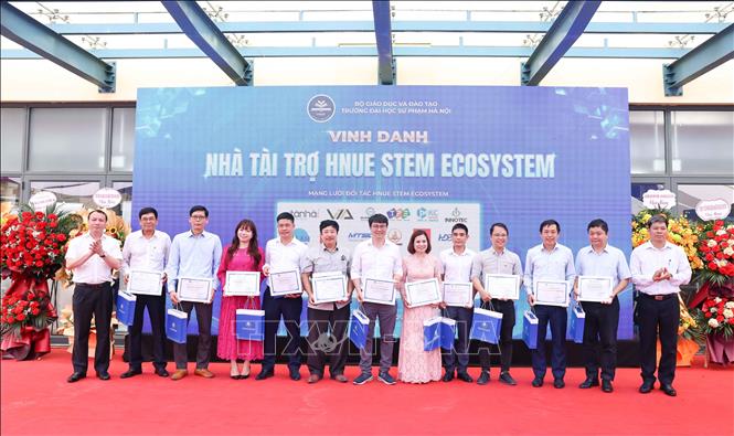 Trao chứng nhận tài trợ cho các tổ chức, đơn vị đồng hành. Ảnh: Thanh Tùng - TTXVN