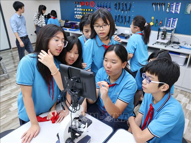 Học sinh hào hứng trải nghiệm Hệ sinh thái STEM Trường Đại học Sư phạm Hà Nội. Ảnh: Thanh Tùng - TTXVN