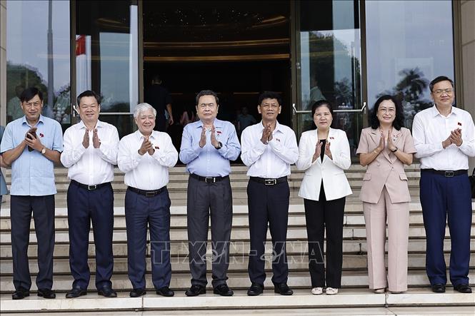 Chủ tịch Quốc hội Trần Thanh Mẫn với thành viên Thường trực Hội đồng Dân tộc của Quốc hội. Ảnh: Doãn Tấn - TTXVN
