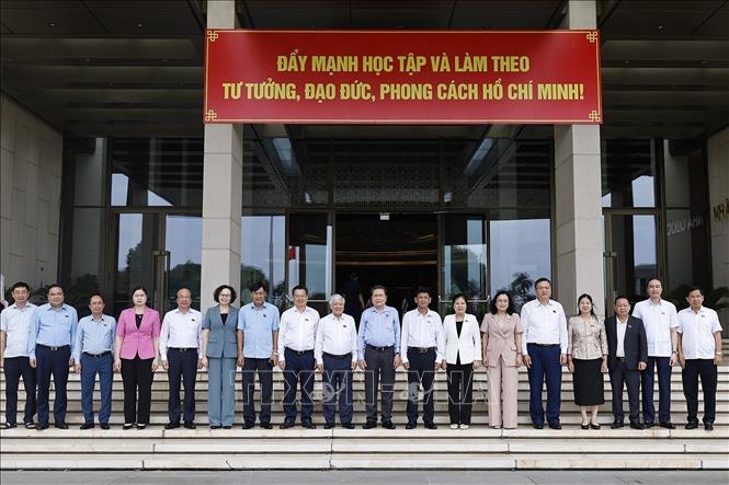 Chủ tịch Quốc hội Trần Thanh Mẫn với thành viên Thường trực Hội đồng Dân tộc của Quốc hội. Ảnh: Doãn Tấn - TTXVN