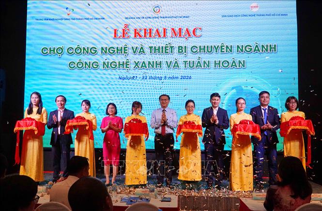 Các đại biểu thực hiện nghi thức cắt băng khai mạc chương trình. Ảnh: Thu Hoài - TTXVN