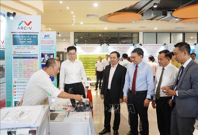 Các đại biểu tham quan triển lãm công nghệ xanh và tuần hoàn. Ảnh: Thu Hoài - TTXVN