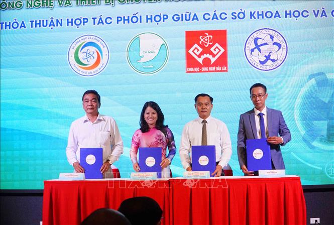 Ký kết thỏa thuận hợp tác phối hợp giữa các Sở Khoa học và Công nghệ. Ảnh: Thu Hoài - TTXVN