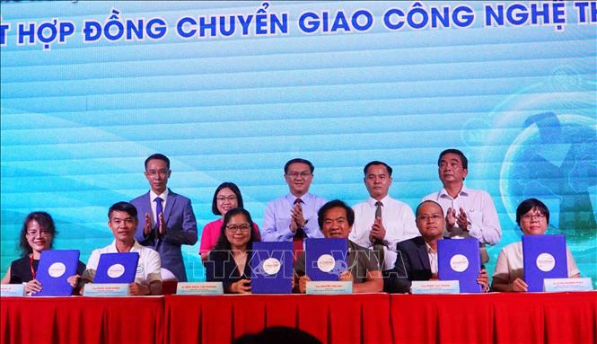 Các đơn vị, doanh nghiệp ký kết hợp đồng chuyển giao công nghệ, thiết bị. Ảnh: Thu Hoài - TTXVN