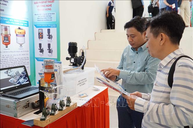 Khách hàng tìm hiểu các giải pháp, công nghệ, thiết bị được giới thiệu tại chương trình. Ảnh: Thu Hoài - TTXVN