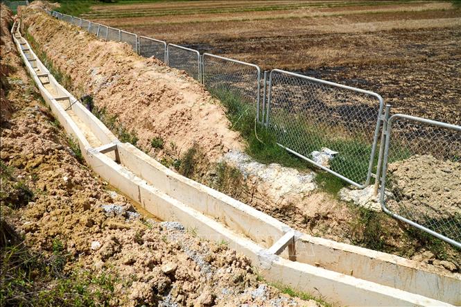 Nhà thầu thi công xây dựng tuyến mương có cao trình thấp hơn so với đồng ruộng Ba Gò khiến cánh đồng có nguy cơ “khát” nước vụ Hè - Thu 2026. Ảnh: Lê Phước Ngọc-TTXVN
  