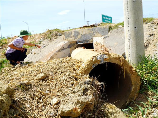 Thi công hoàn trả tuyến cống dẫn nước cao hơn thiết kế mương, không đảm bảo công năng tưới cho khoảng 20ha ruộng tại Bàu ông Diệm, thôn Đồng Xuân. Ảnh: Lê Phước Ngọc-TTXVN
