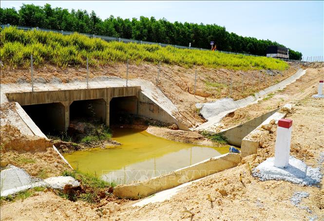 Kênh mương phục vụ tưới tiêu đồng ruộng bị bồi lấp, chưa được nạo vét sau thi công dự án. Ảnh: Lê Phước Ngọc-TTXVN