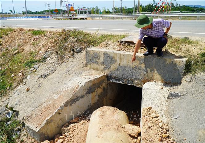 Thi công hoàn trả tuyến cống dẫn nước cao hơn thiết kế mương, không đảm bảo công năng tưới cho khoảng 20ha ruộng tại Bàu ông Diệm, thôn Đồng Xuân. Ảnh: Lê Phước Ngọc-TTXVN
