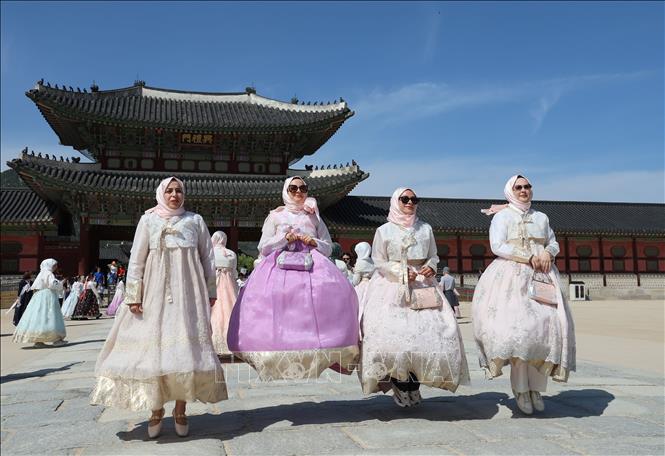 Khách du lịch tại Seoul, Hàn Quốc, ngày 14/4/2026. Ảnh: Yonhap/TTXVN