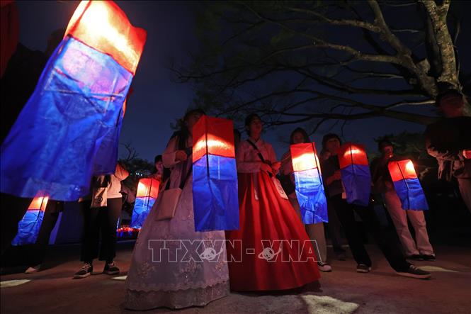 Khách du lịch tại Seoul, Hàn Quốc, ngày 14/4/2026. Ảnh: Yonhap/TTXVN