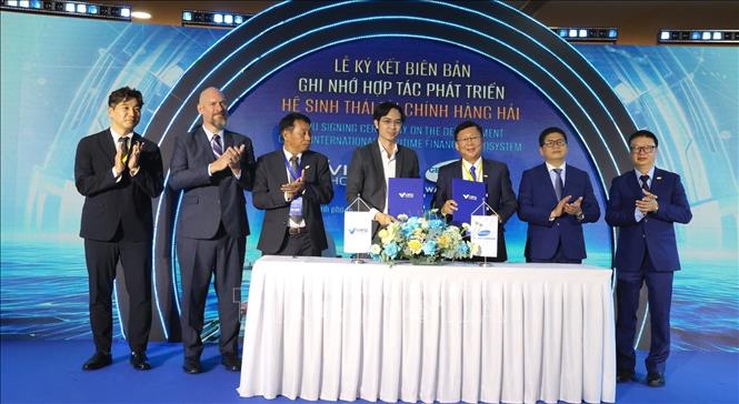 Lễ ký kết MoU giữa VIFC-HCMC và Tập đoàn Gemadept, thành viên sáng lập dẫn dắt IMFE. Ảnh: Hứa Chung-TTXVN