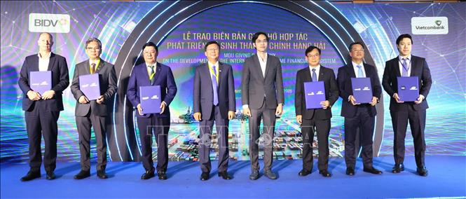 Lễ trao biên bản ghi nhớ hợp tác giữa phát triển hệ sinh thái tài chính hàng hải. Ảnh: Hứa Chung-TTXVN