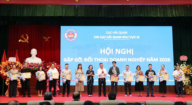 Tặng Bằng khen của Chủ tịch UBND thành phố Hải Phòng cho các doanh nghiệp có đóng góp lớn vào ngân sách nhà nước của thành phố trong hoạt động xuất nhập khẩu. Ảnh: Mạnh Tú - TTXVN