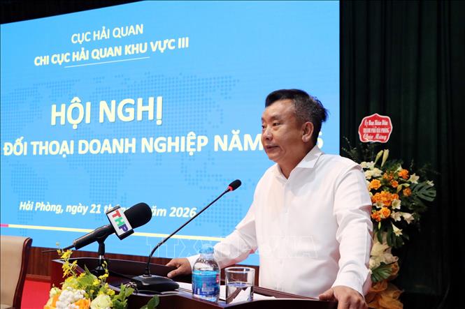 Phó Chủ tịch UBND thành phố Hải Phòng Trần Văn Quân trả lời một số kiến nghị của doanh nghiệp. Ảnh: Mạnh Tú - TTXVN