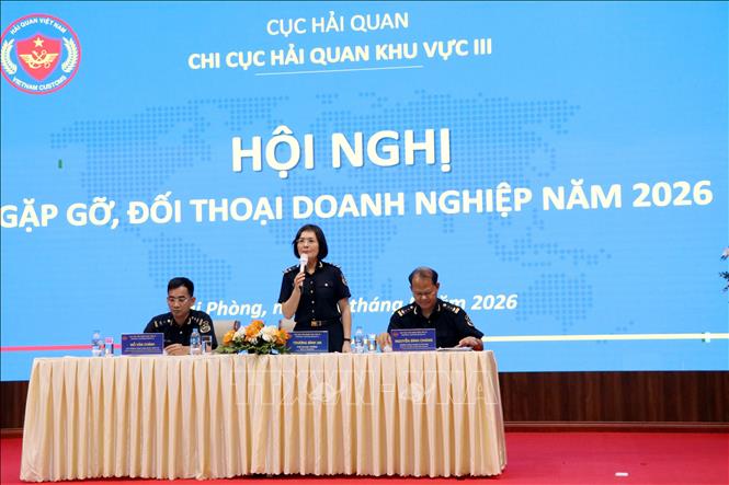 Đại diện lãnh đạo Chi cục Hải quan khu vực III giải đáp các kiến nghị của doanh nghiệp. Ảnh: Mạnh Tú - TTXVN