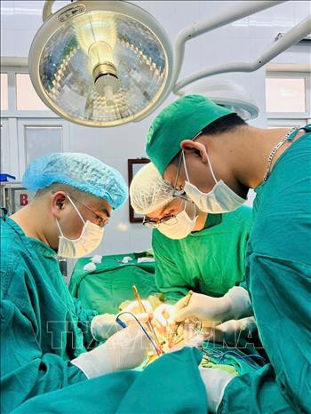 Các bác sĩ Trung tâm Y tế khu vực Tam Dương thực hiện kỹ thuật điều trị thoát vị bẹn cho bệnh nhân. Ảnh: Nguyễn Thảo - TTXVN