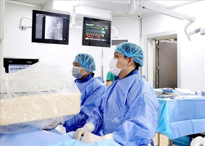 Điều trị ung thư gan bằng kỹ thuật TACE dưới hướng dẫn của máy chụp mạch số hóa xóa nền DSA tại Bệnh viện Đa khoa tỉnh Phú Thọ. Ảnh: Nguyễn Thảo - TTXVN
