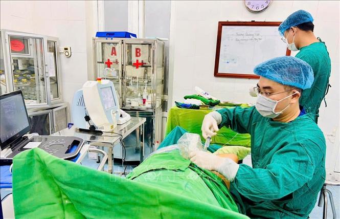 Các kỹ thuật hiện đại được ứng dụng trong điều trị giãn tĩnh mạch chi dưới tại Trung tâm y tế Tam Dương, tỉnh Phú Thọ. Ảnh: Nguyễn Thảo - TTXVN