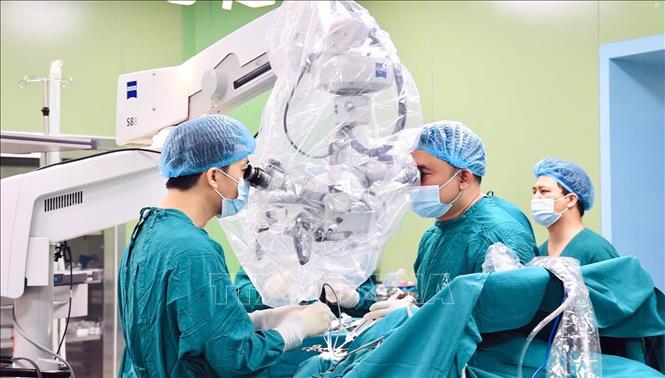Các bác sĩ Bệnh viện Đa khoa Vĩnh Phúc đưa máy móc hiện đại vào điều trị cho người bệnh. Ảnh: Nguyễn Thảo - TTXVN