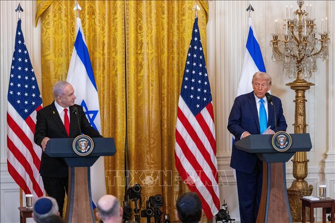 Tổng thống Mỹ Donald Trump (phải) trong cuộc họp báo chung với Thủ tướng Israel Benjamin Netanyahu tại Washington DC. Ảnh: THX/TTXVN