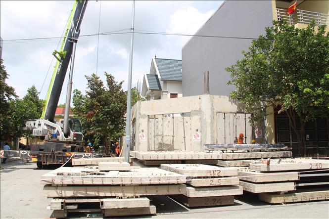 Các kết cấu beton để lắp ghép nhà. Ảnh: Thái Hùng - TTXVN