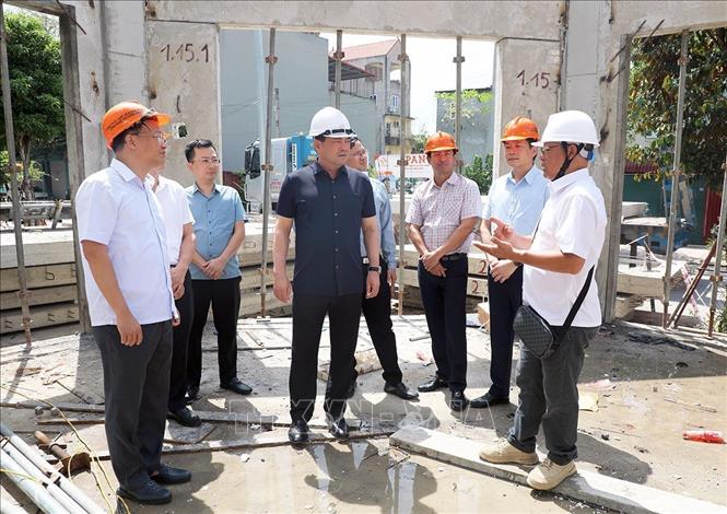 Bí thư Tỉnh ủy Bắc Ninh Nguyễn Hồng Thái (thứ 3 từ trái) tham quan mô hình nhà lắp ghép. Ảnh: Thái Hùng - TTXVN