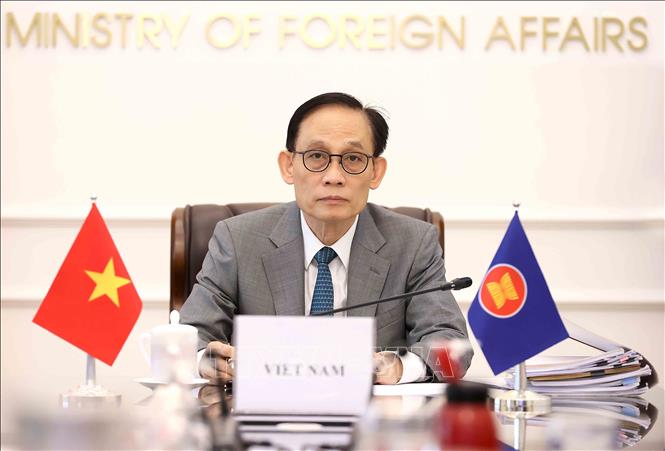 Đồng chí Lê Hoài Trung, Ủy viên Bộ Chính trị, Bộ trưởng Ngoại giao phát biểu tại cuộc họp. Ảnh: An Đăng - TTXVN