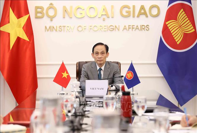 Đồng chí Lê Hoài Trung, Ủy viên Bộ Chính trị, Bộ trưởng Ngoại giao phát biểu tại cuộc họp. Ảnh: An Đăng - TTXVN