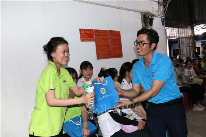 Công nhân tham gia trả lời câu hỏi tìm hiểu pháp luật về phòng, chống ma túy và nhận quà thưởng từ Ban tổ chức. Ảnh: Thanh Hòa - TTXVN