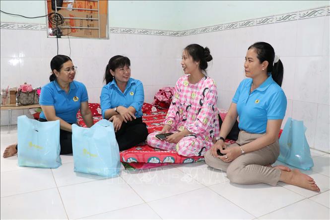 Phó Chủ tịch Liên đoàn Lao động tỉnh Vĩnh Long Võ Thị Thu Oanh thăm công nhân đang ở trọ. Ảnh: Thanh Hòa - TTXVN