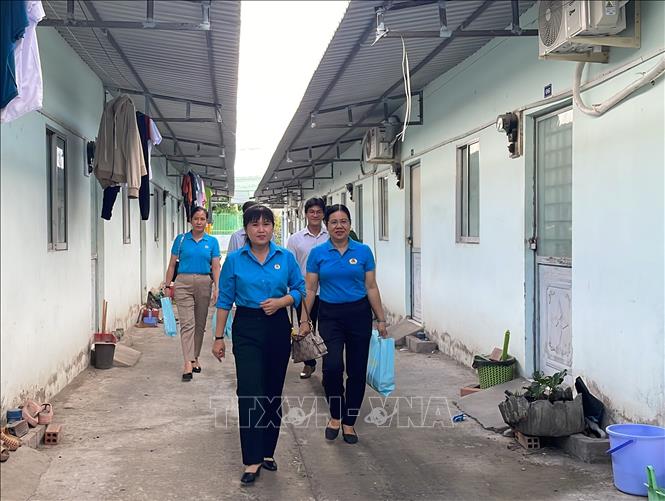Phó Chủ tịch Liên đoàn Lao động tỉnh Vĩnh Long Võ Thị Thu Oanh thăm công nhân đang ở trọ. Ảnh: Thanh Hòa - TTXVN