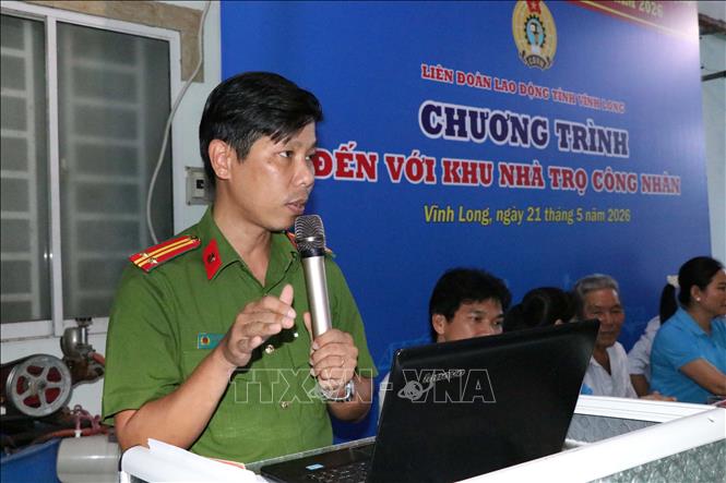 Trung tá Nguyễn Quốc Tuấn, Phòng Cảnh sát điều tra tội phạm về ma tuý tỉnh Vĩnh Long tuyên truyền kiến thức về phòng chống ma tuý đến công nhân tại Chương trình. Ảnh: Thanh Hòa - TTXVN