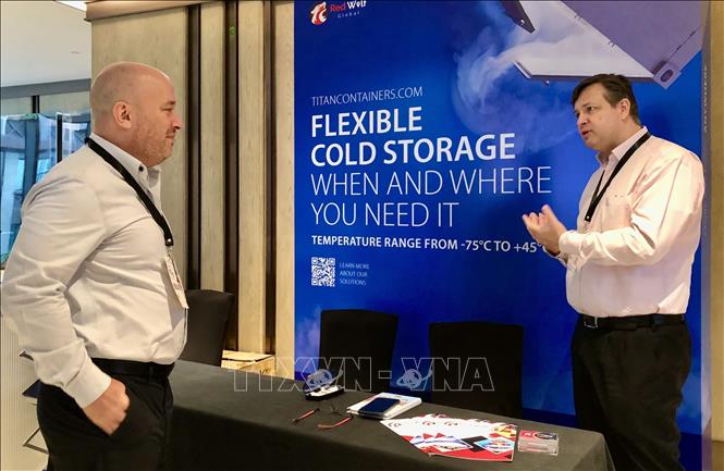 Nordic business representatives discuss on the sidelines of the event. VNA Photo: Mỹ Phương