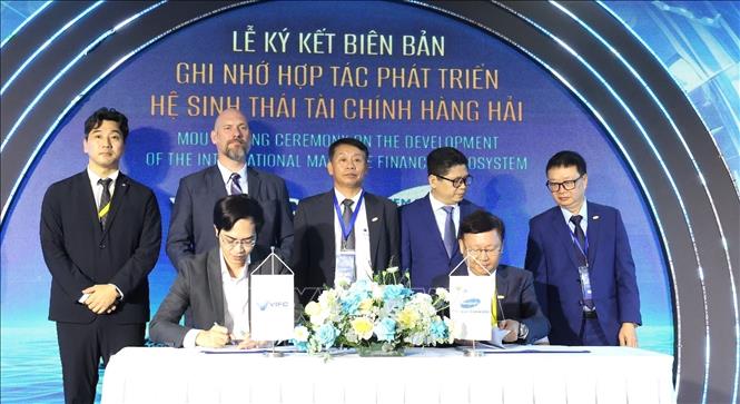The signing ceremony of the MoU between VIFC-HCMC and Gemadept Group - a founding member and leader of IMFE. VNA Photo: Hứa Chung