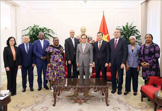 Vietnamese Minister of Foreign Affairs Le Hoai Trung and Group of African Ambassadors to Vietnam pose for a group photo. VNA Photo: An Đăng