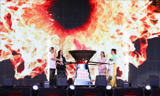 Delegates light up a giant stove as a symbol to kick-off the event. VNA Photo: Trần Lê Lâm
