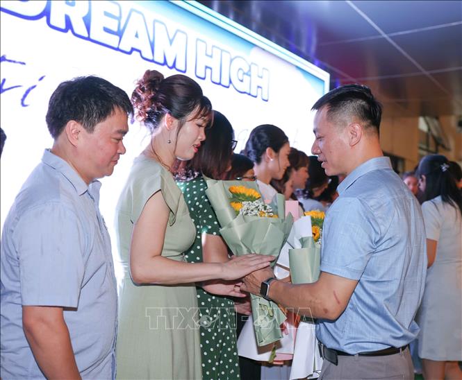 Phụ huynh tặng hoa tri ân các thầy cô giáo cùng tập thể lãnh đạo nhà trường. Ảnh: Thanh Tùng - TTXVN 