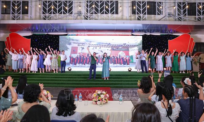Các bậc phụ huynh mang đến những tiết mục văn nghệ đặc sắc thay cho lời cảm ơn tới tập thể giáo viên nhà trường cũng như gửi gắm tình cảm dành cho các con. Ảnh: Thanh Tùng - TTXVN 
