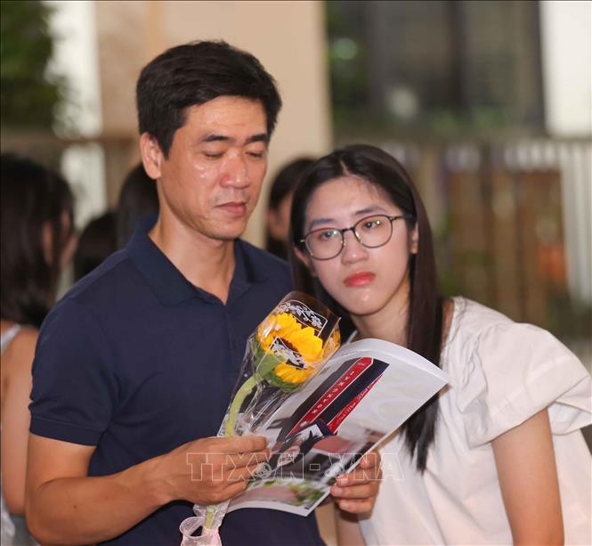 Những khoảnh khắc lưu niệm đáng nhớ, để lại nhiều cảm xúc sâu lắng và trở thành kỷ niệm đẹp trong hành trình tuổi học trò của học sinh khối 9 Trường THCS Hoàng Mai. Ảnh: Thanh Tùng - TTXVN 