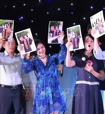 Các bậc phụ huynh mang đến những tiết mục văn nghệ đặc sắc thay cho lời cảm ơn tới tập thể giáo viên nhà trường cũng như gửi gắm tình cảm dành cho các con. Ảnh: Thanh Tùng - TTXVN 