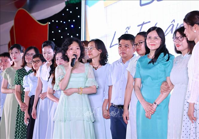 Hiệu trưởng Trường THCS Hoàng Mai Chu Thị Xuân Hường xúc động gửi lời tri ân tới tập thể giáo viên, cảm ơn các bậc phụ huynh và căn dặn học sinh. Ảnh: Thanh Tùng - TTXVN 
